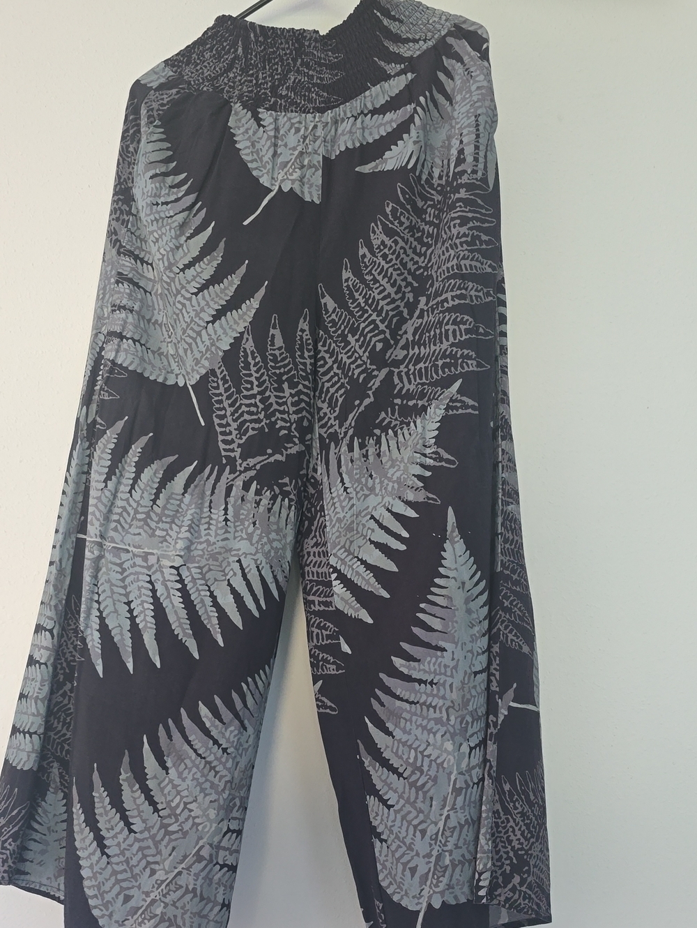Wide-Leg Palazzo Pants with Fern Print - Black & Gray